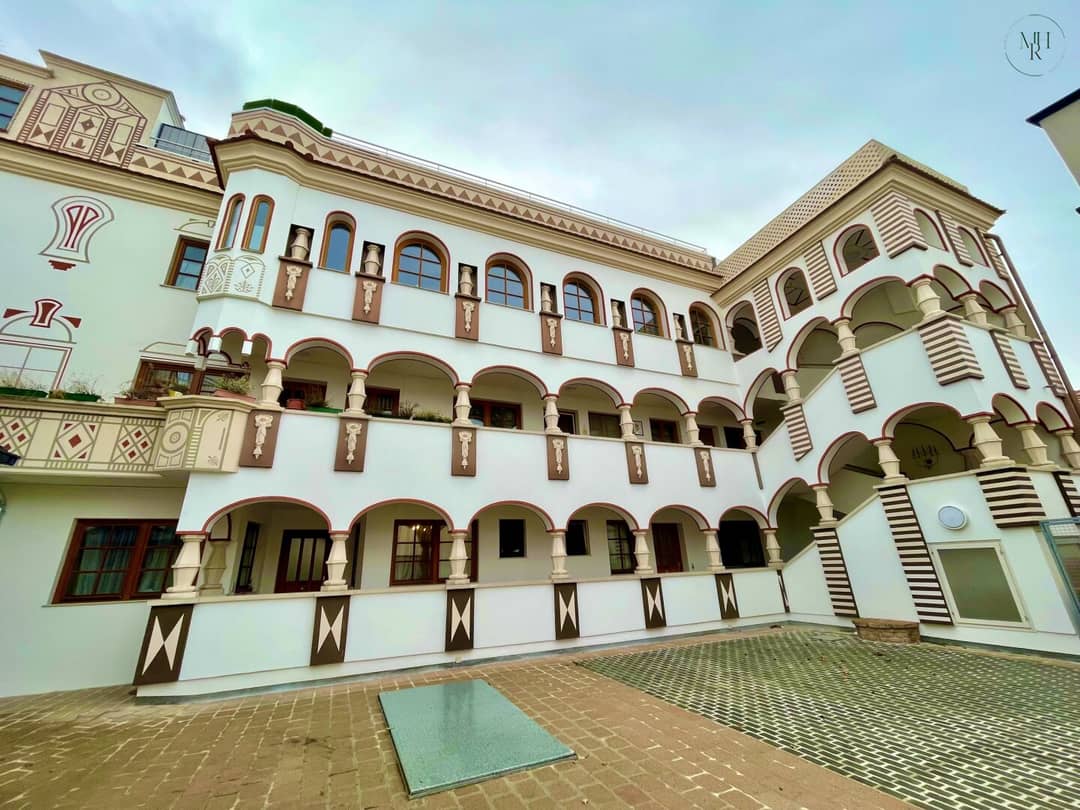 Fully furnished apartment in top location with built in kitchen