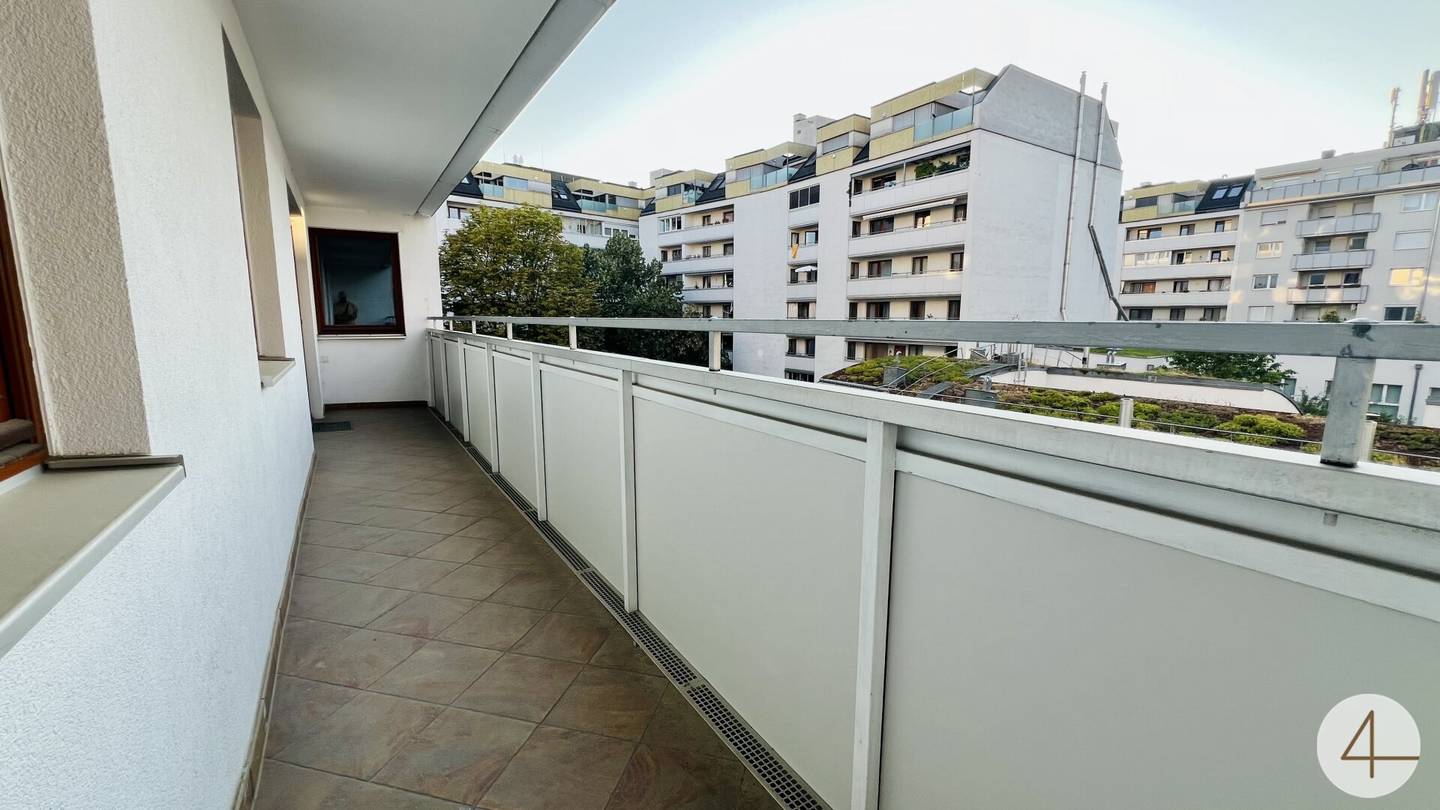 Wohnung with Sunset Loggia near U6 Dresdner Straße