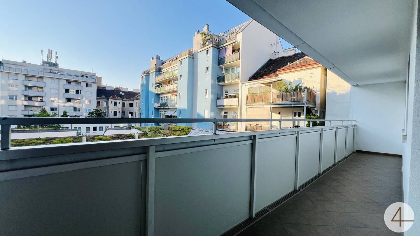 Wohnung with Sunset Loggia near U6 Dresdner Straße