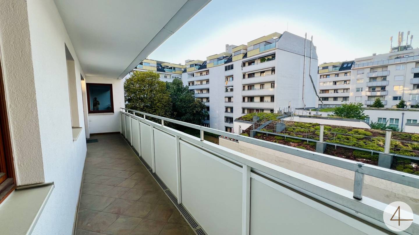 Wohnung with Sunset Loggia near U6 Dresdner Straße