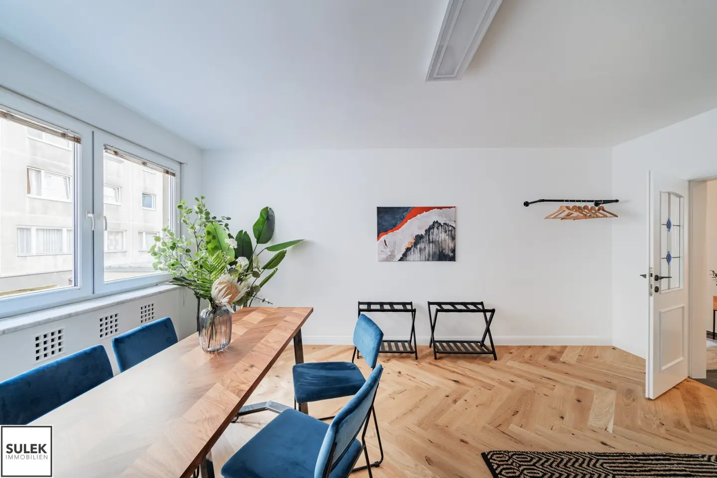 Apartment with quiet courtyard and modern kitchen