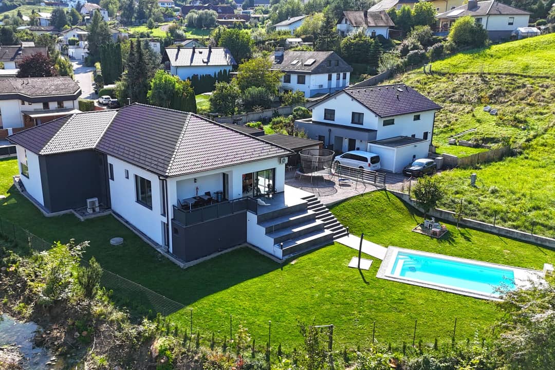 Moderne Bungalow mit Pool und Garten in Wolfsgraben, 184 m² Wohnfläche
