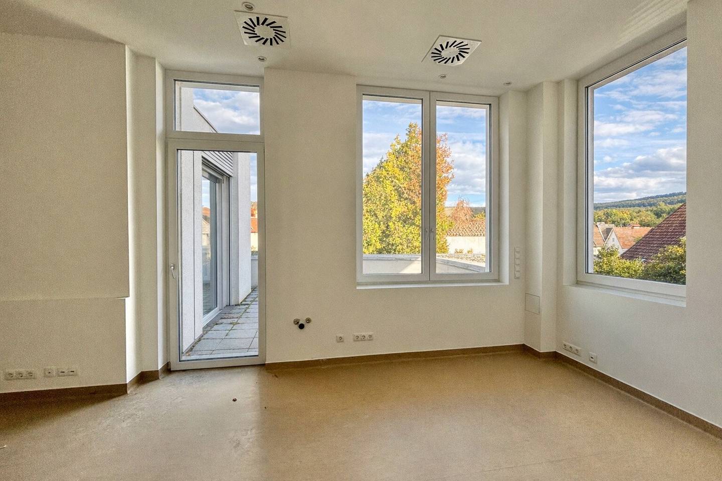 Your practice with a view of Schlossberg and generous outdoor areas | very good layout