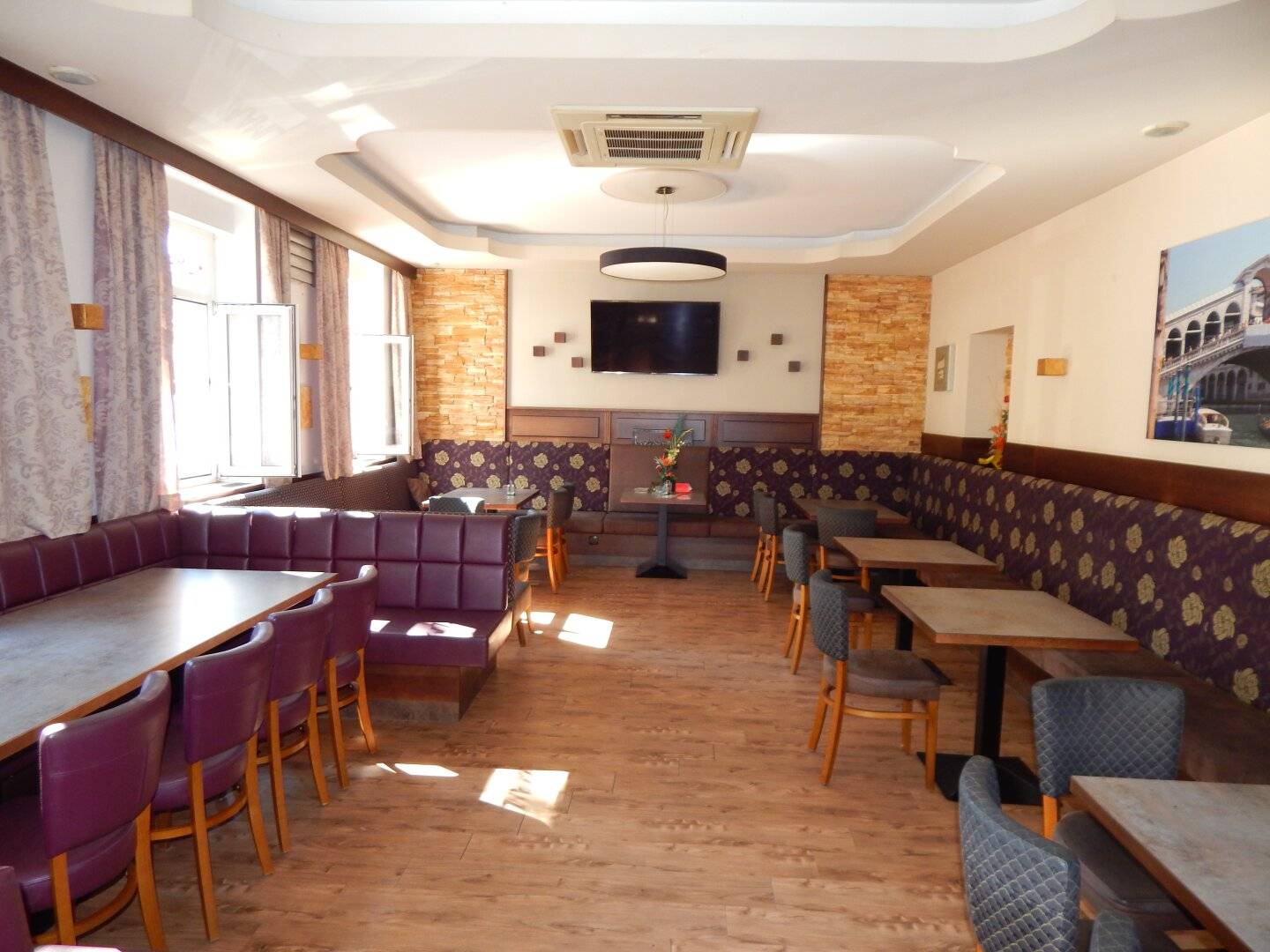 Pizzeria opposite Schuberthpark, ideal location for your new restaurant