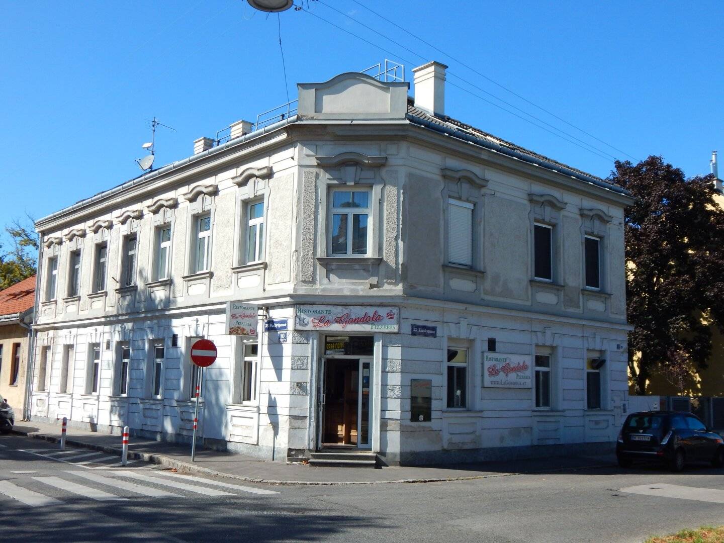 Pizzeria opposite Schuberthpark, ideal location for your new restaurant