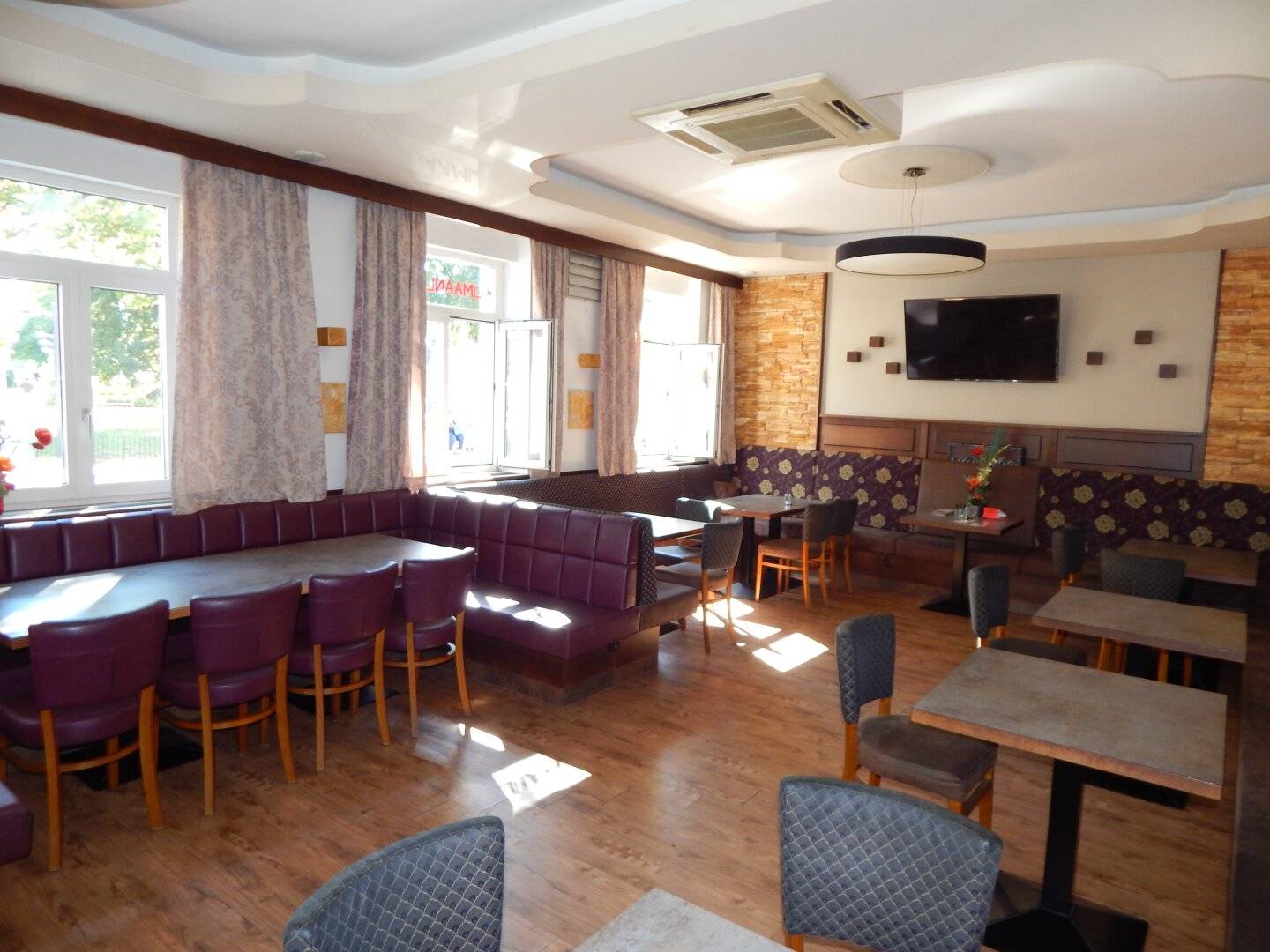 Pizzeria opposite Schuberthpark, ideal location for your new restaurant