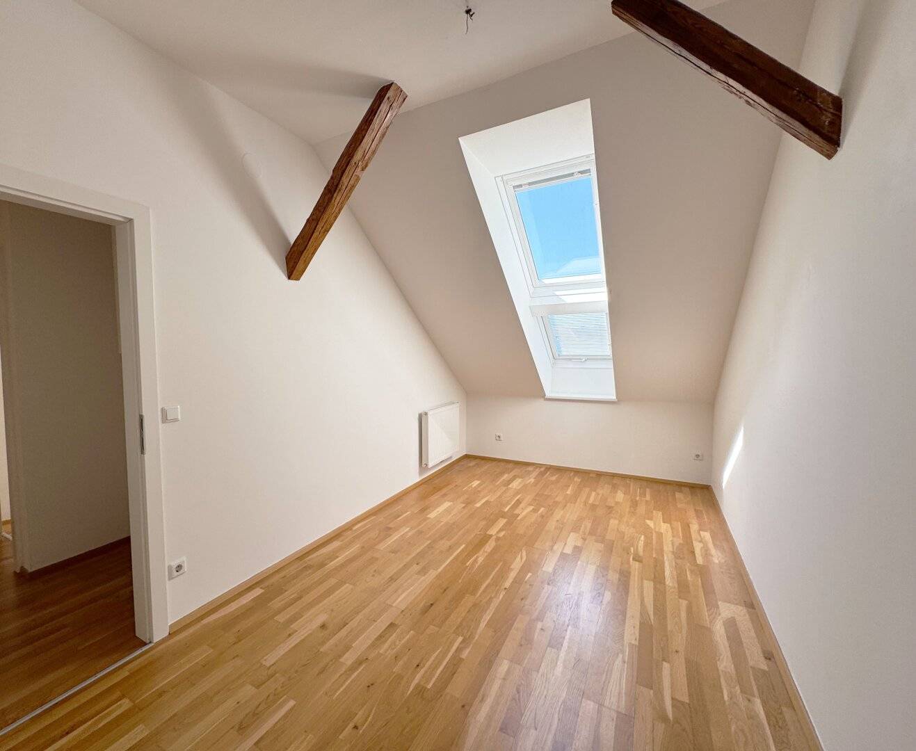 Dachgeschosswohnung mit Aufzug Altbauflair