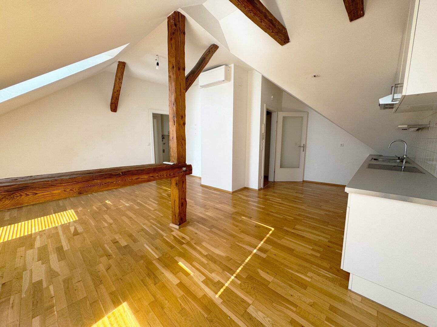 Dachgeschosswohnung mit Aufzug Altbauflair