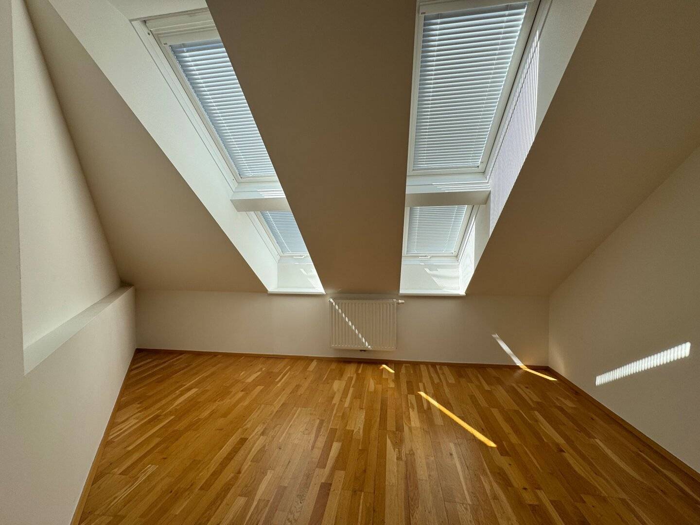 Dachgeschosswohnung mit Aufzug Altbauflair