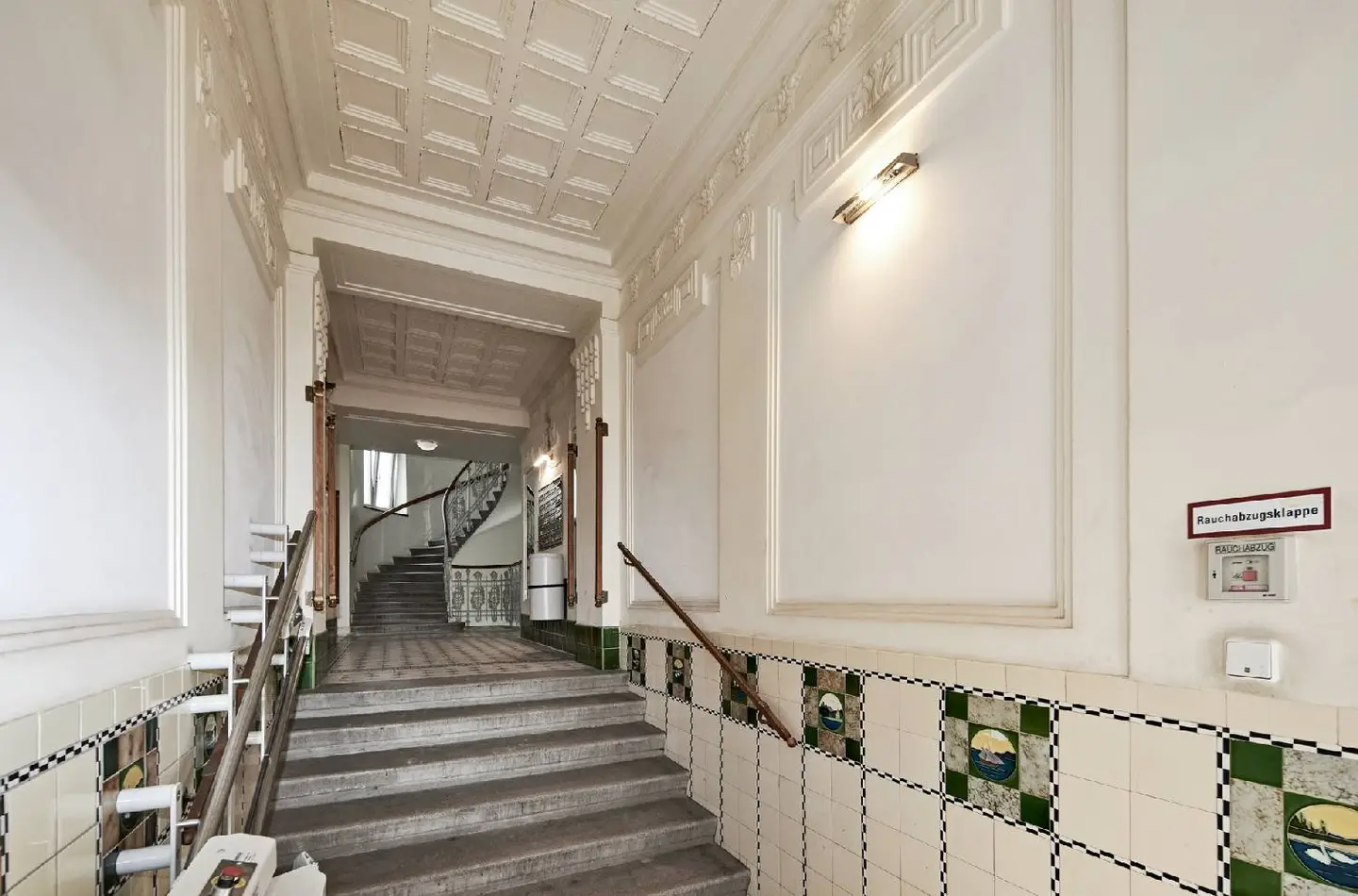 Apartment in a building with loggia and tenant