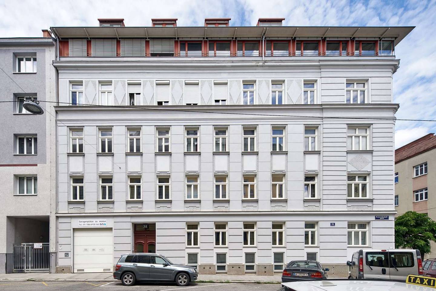 Apartment in a building with loggia and tenant