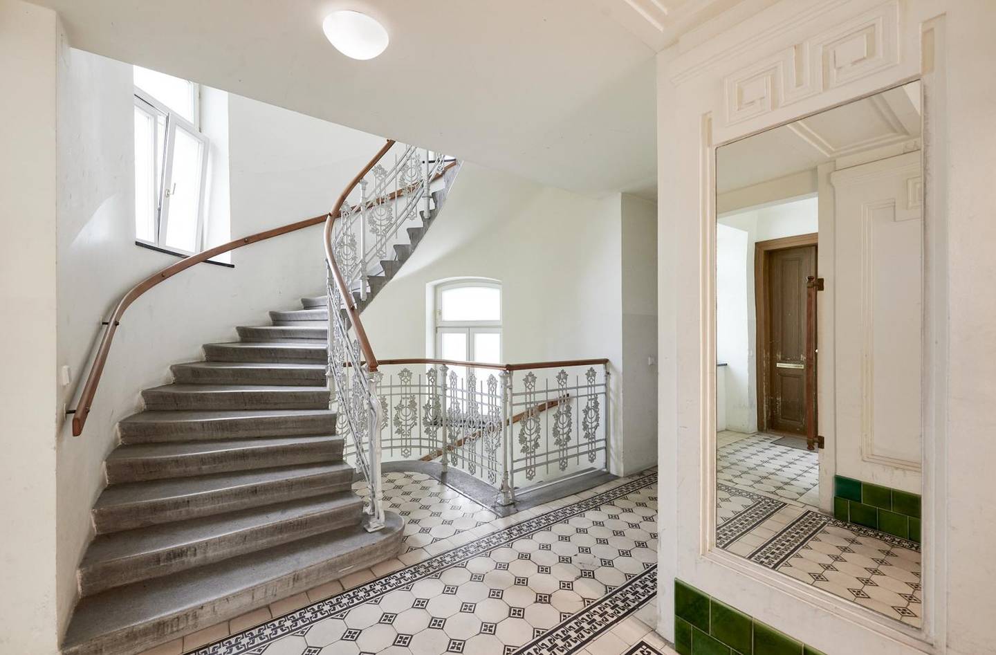 Apartment in a building with loggia and tenant