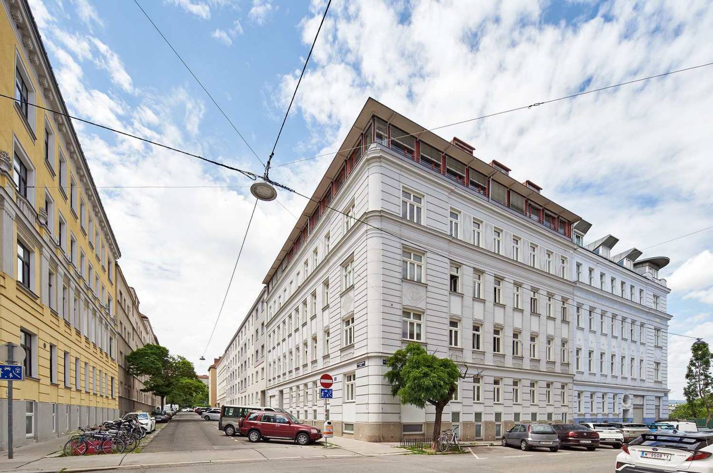 Apartment in a building with loggia and tenant
