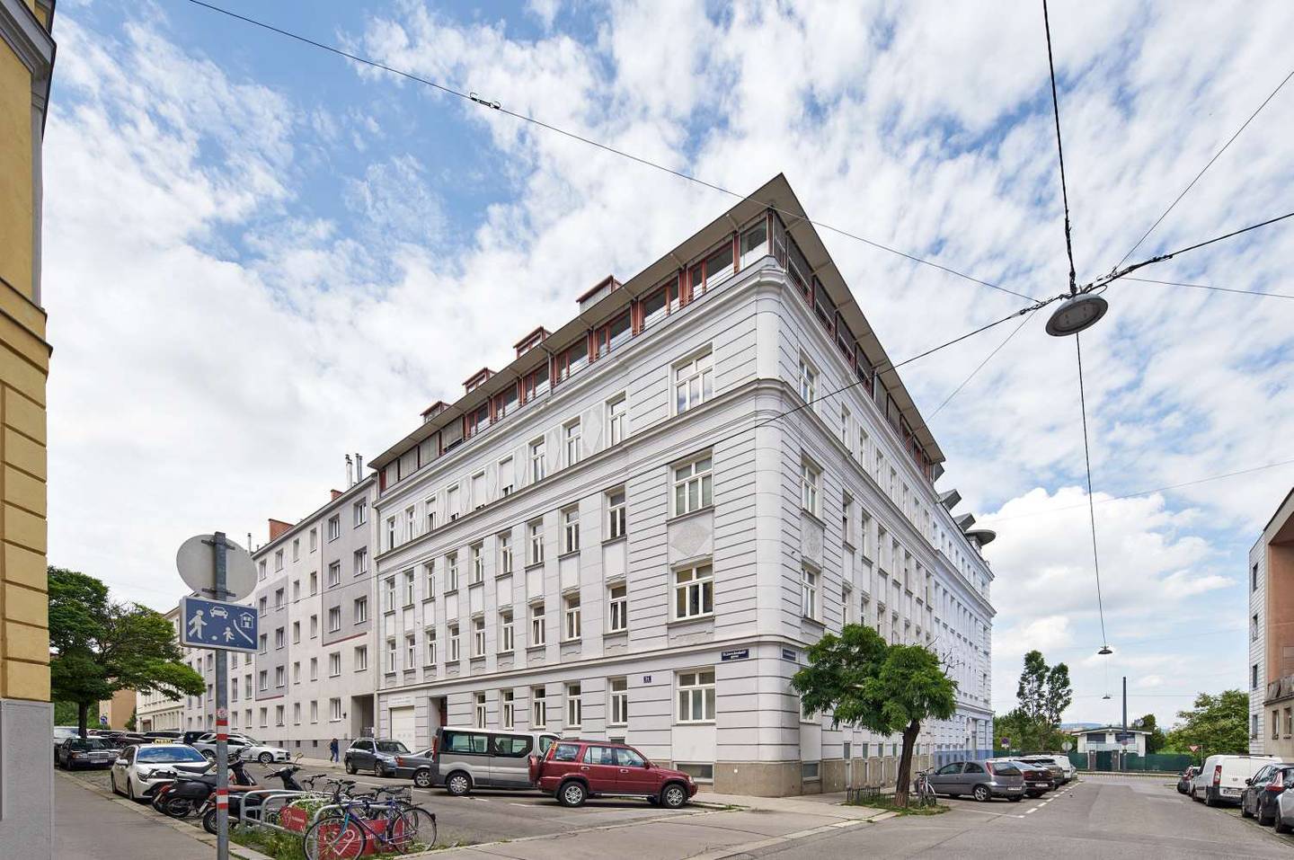 Apartment in a building with loggia and tenant
