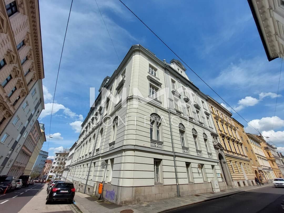 Old building apartment with lift and garden