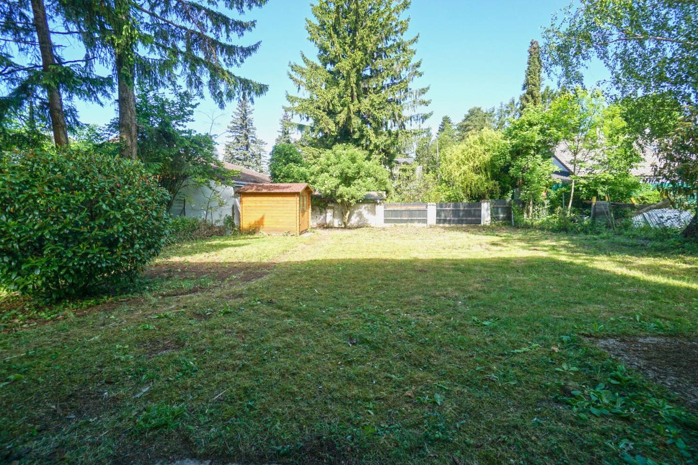 Special feature! Level, fully serviced plot at Wolfersberg