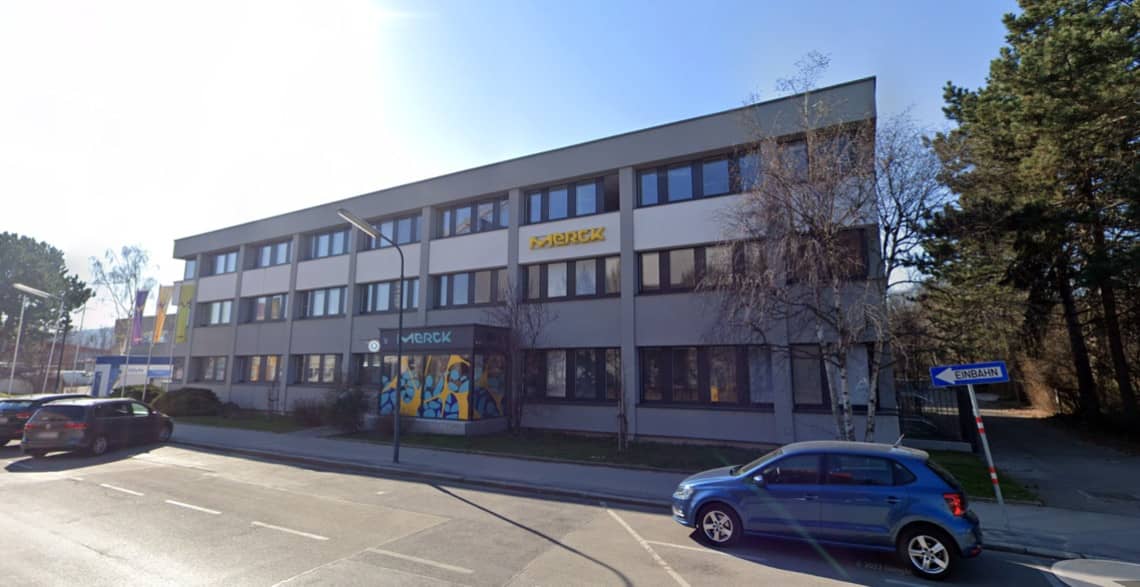 Apartment with office spaces near transit stops