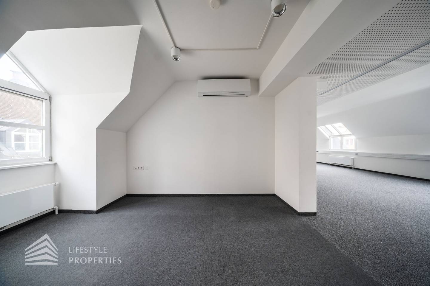 First occupancy! Renovated 4-room office in top location