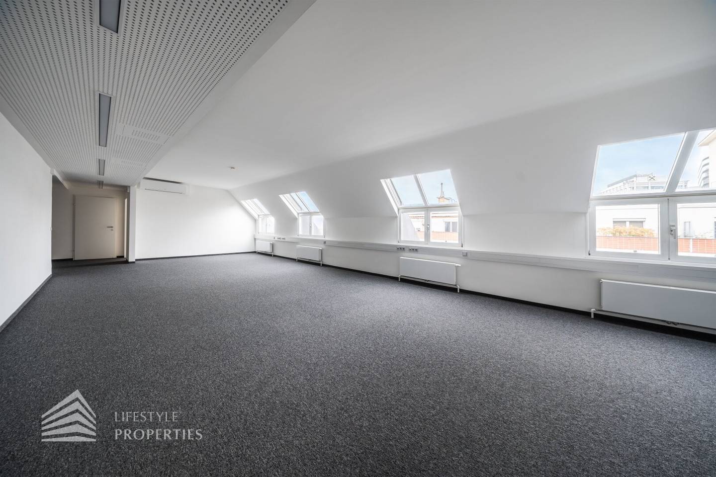 First occupancy! Renovated 4-room office in top location