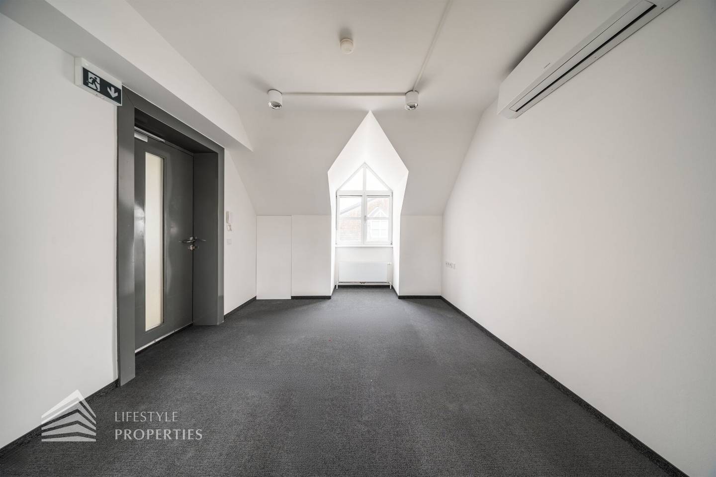 First occupancy! Renovated 4-room office in top location