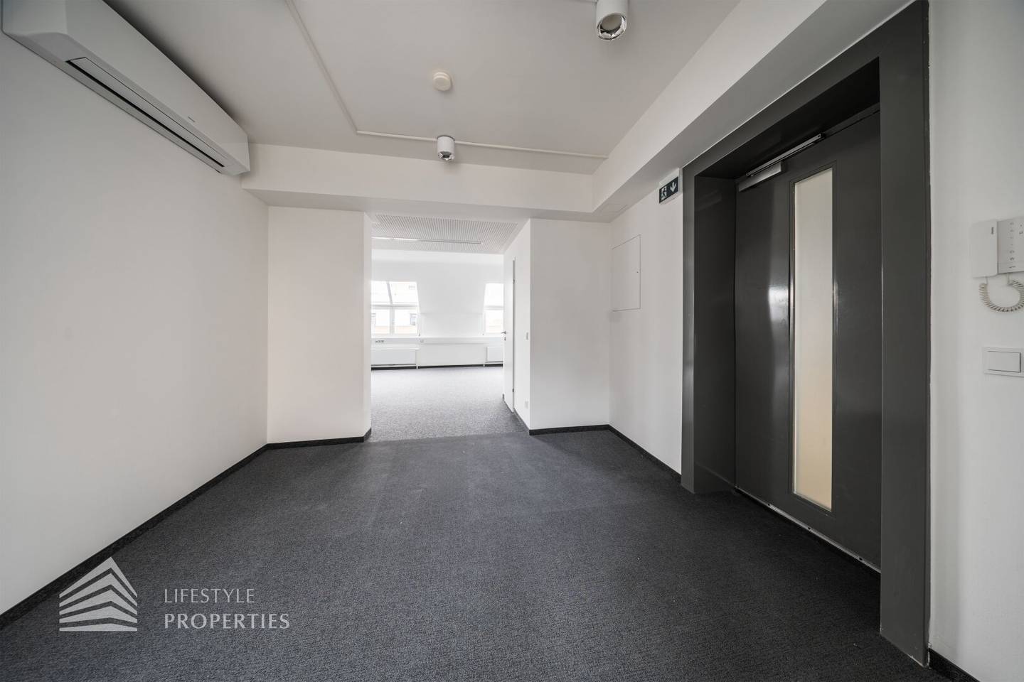 First occupancy! Renovated 4-room office in top location