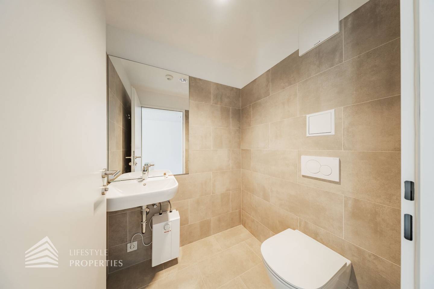 First occupancy! Spacious 4 room office in top location