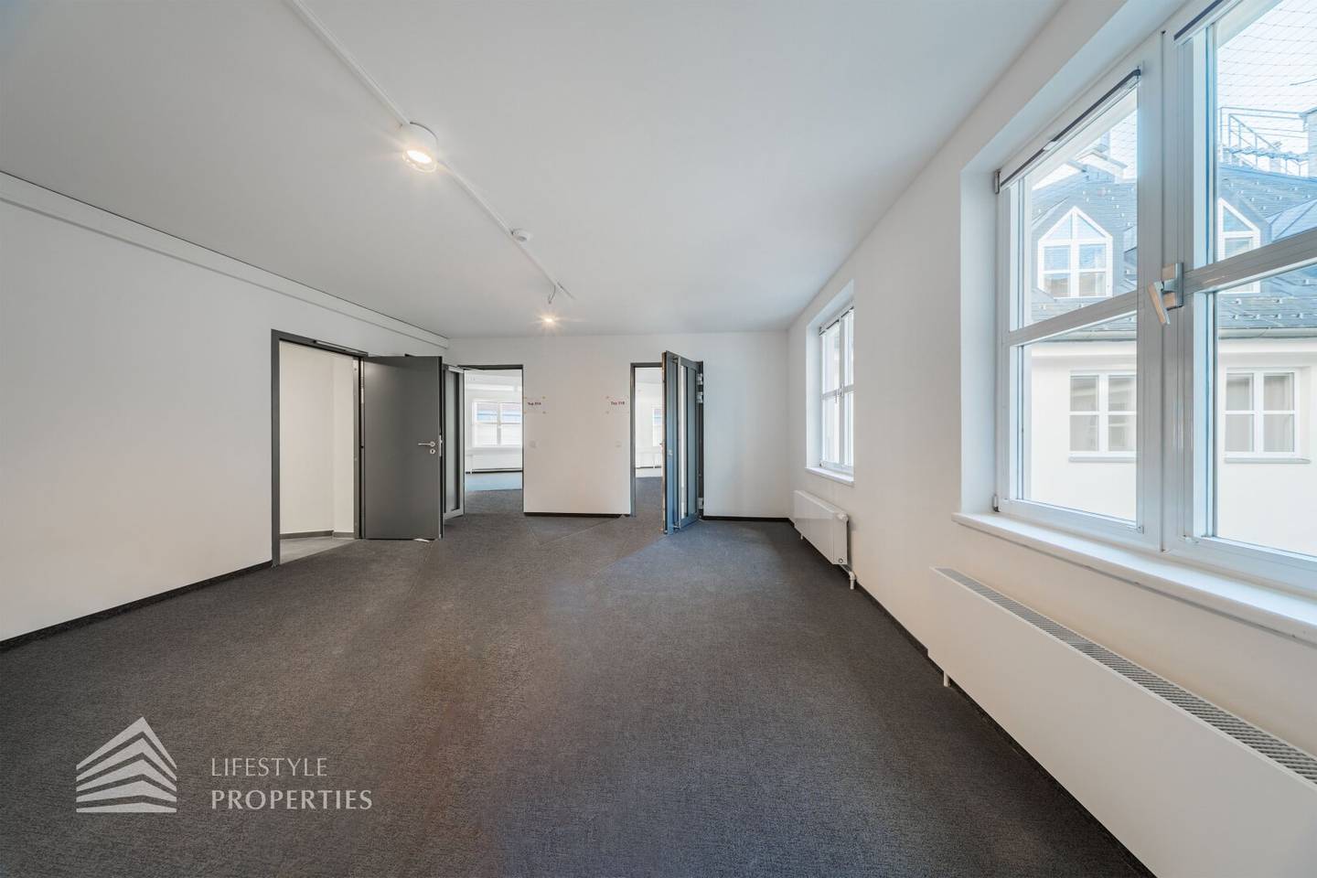 First occupancy! Spacious 4 room office in top location