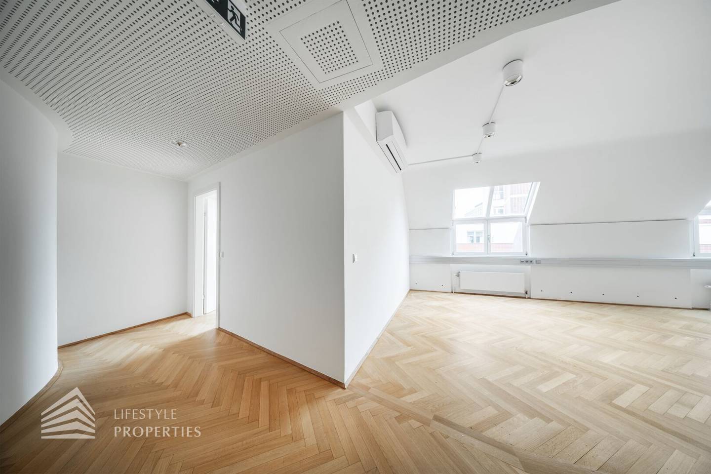 First occupancy! Renovated six room office in top location