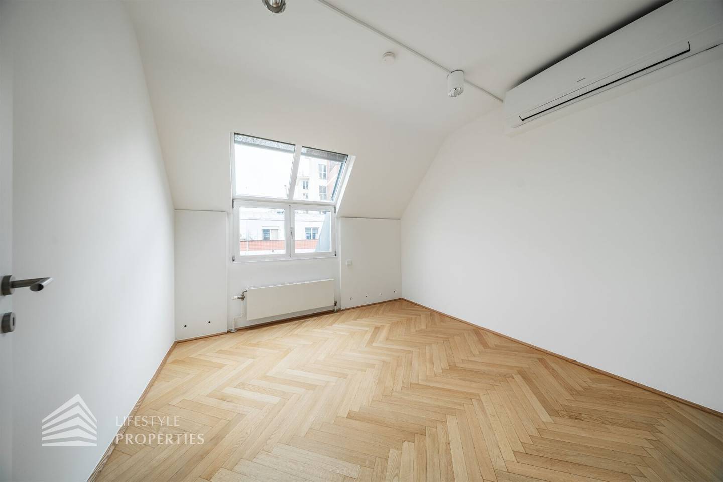 First occupancy! Renovated six room office in top location