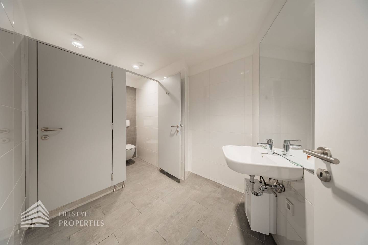 First occupancy! Impressive 6 room office in top location