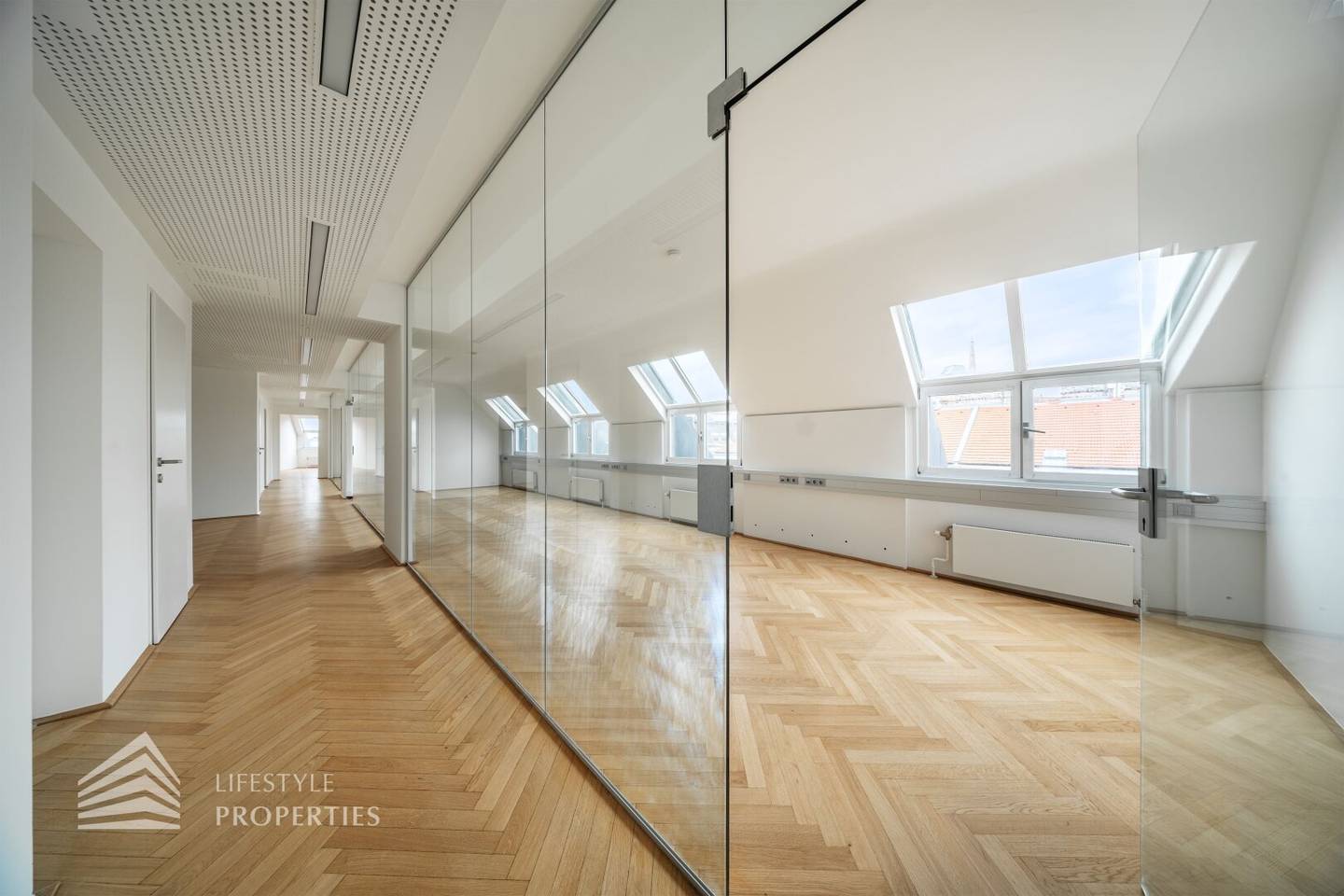 First occupancy! Impressive 6 room office in top location