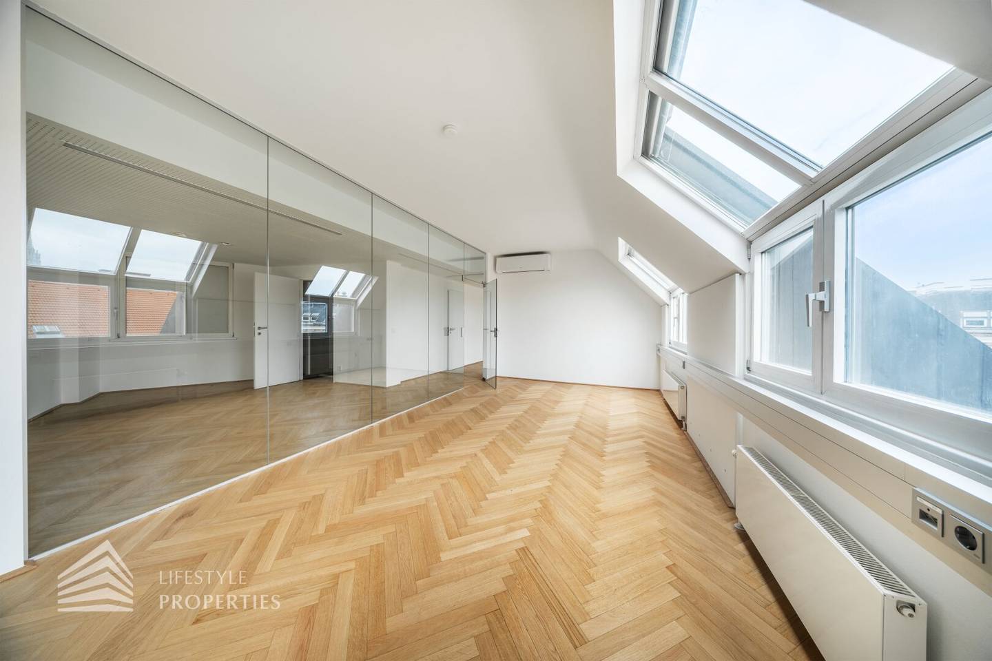 First occupancy! Impressive 6 room office in top location
