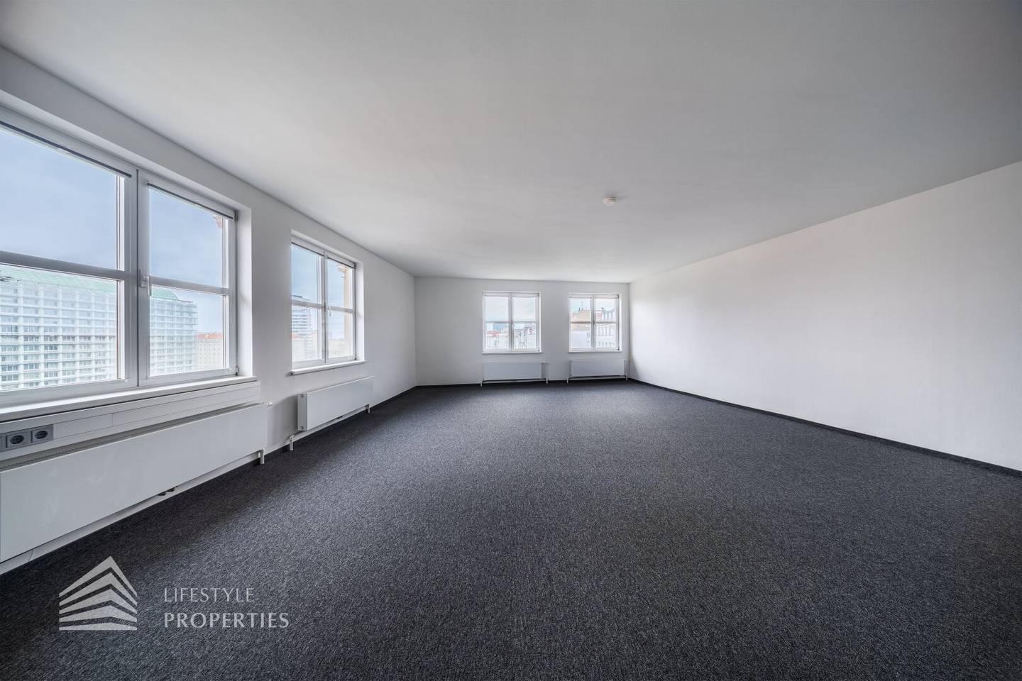 First occupancy! Elegant five room office in a prime location