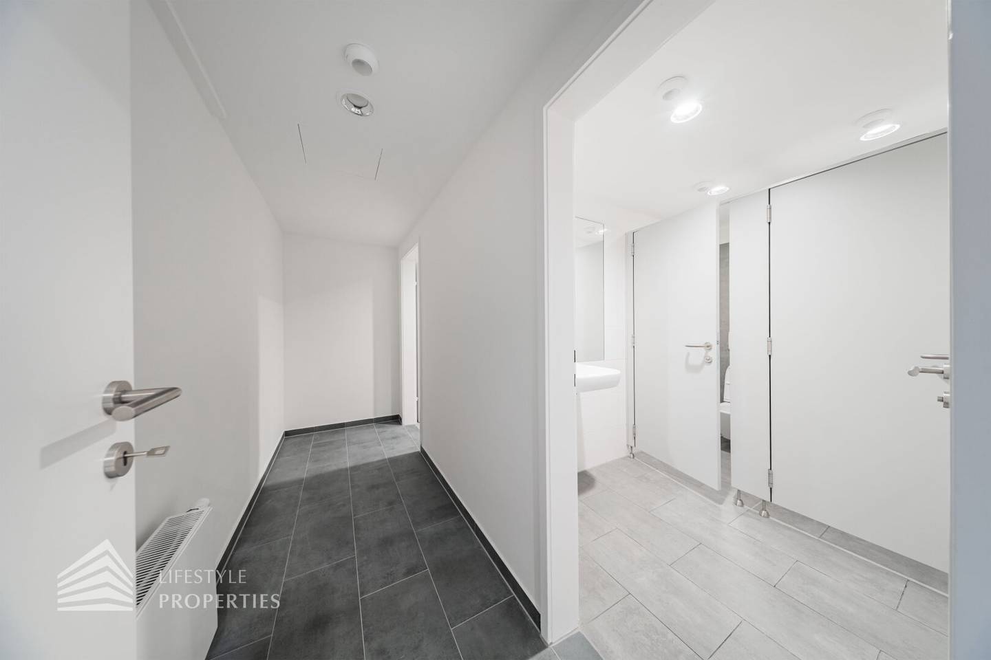 First occupancy! Elegant five room office in a prime location