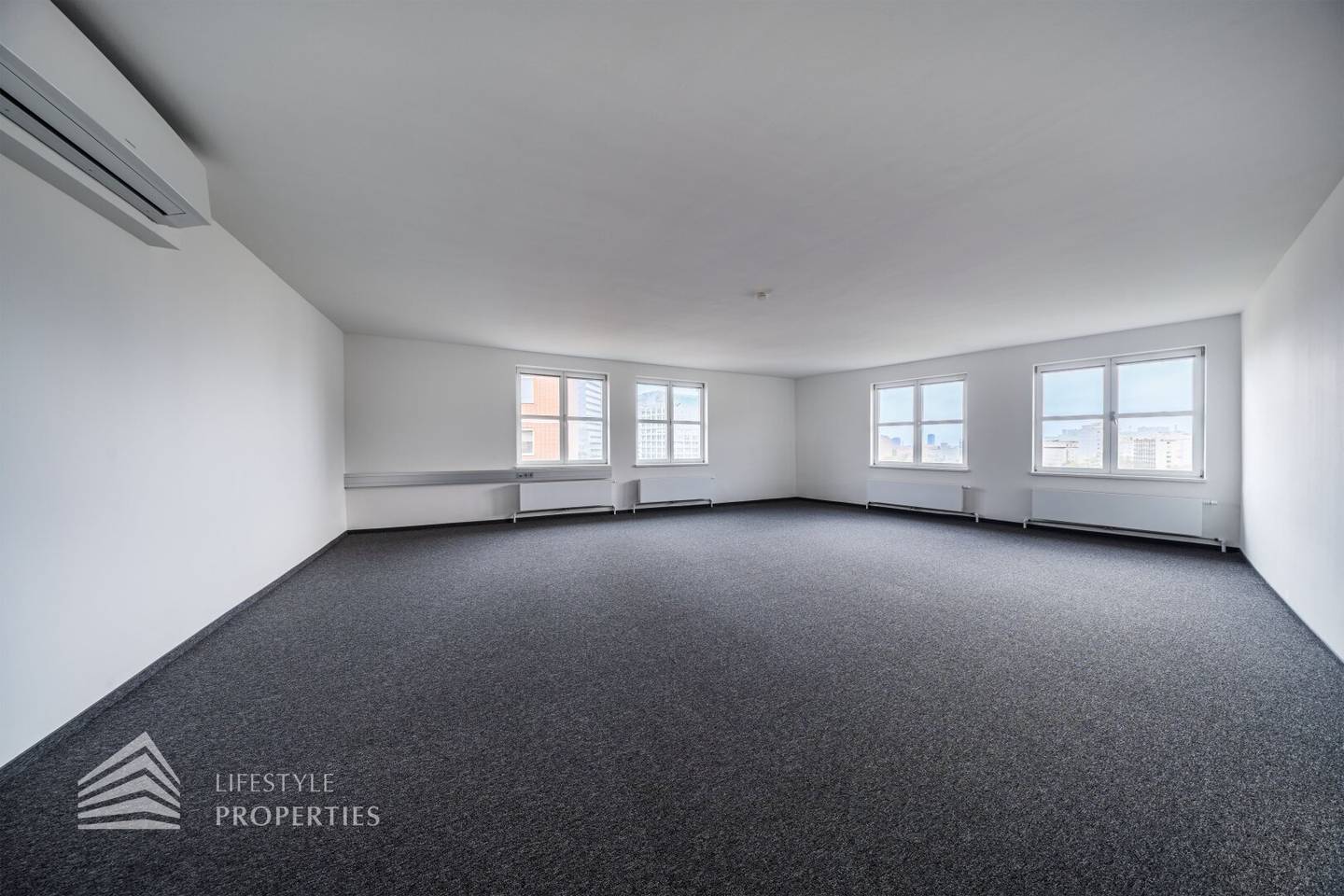 First occupancy! Elegant five room office in a prime location