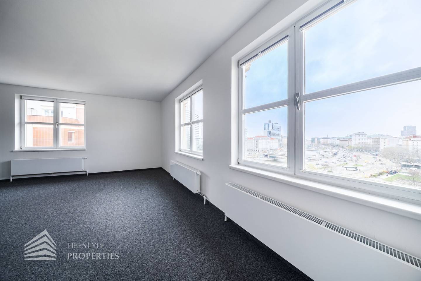 First occupancy! Elegant five room office in a prime location