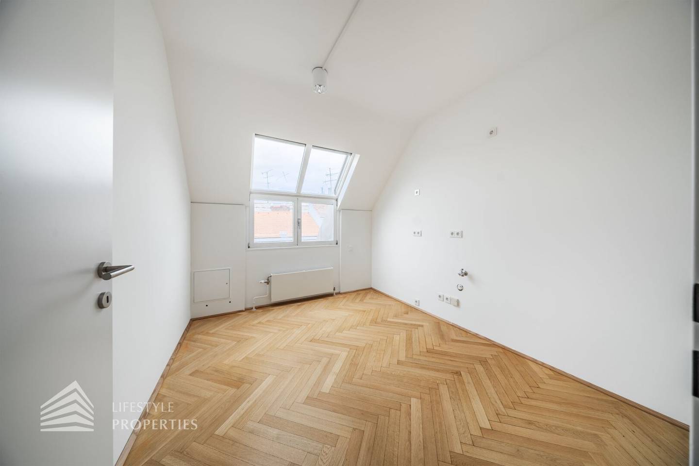 First occupancy Impressive 4-room office in top location