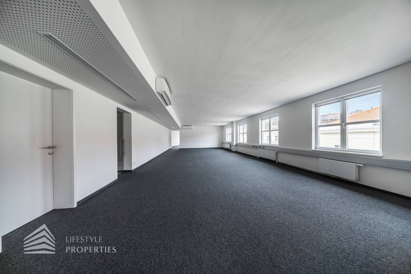 First occupancy! Spacious five-room office in top location