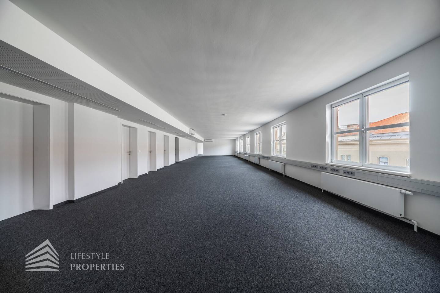 First occupancy! Spacious five-room office in top location