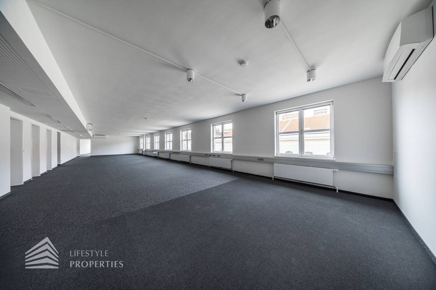 First occupancy! Spacious five-room office in top location