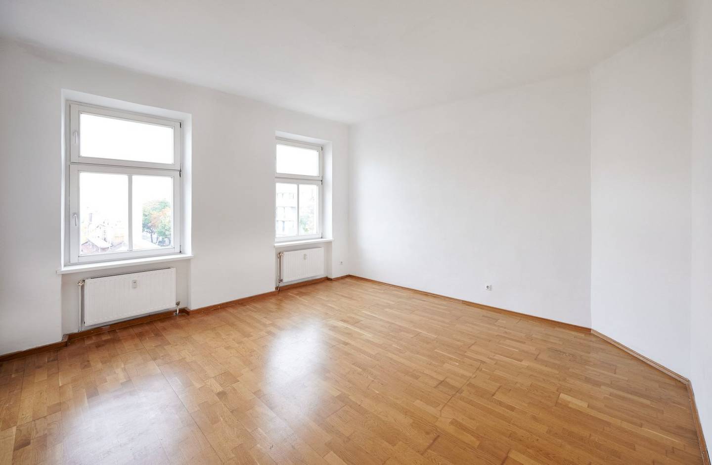 Lichtdurchflutete Wohnung im Altbau mit Aufzug