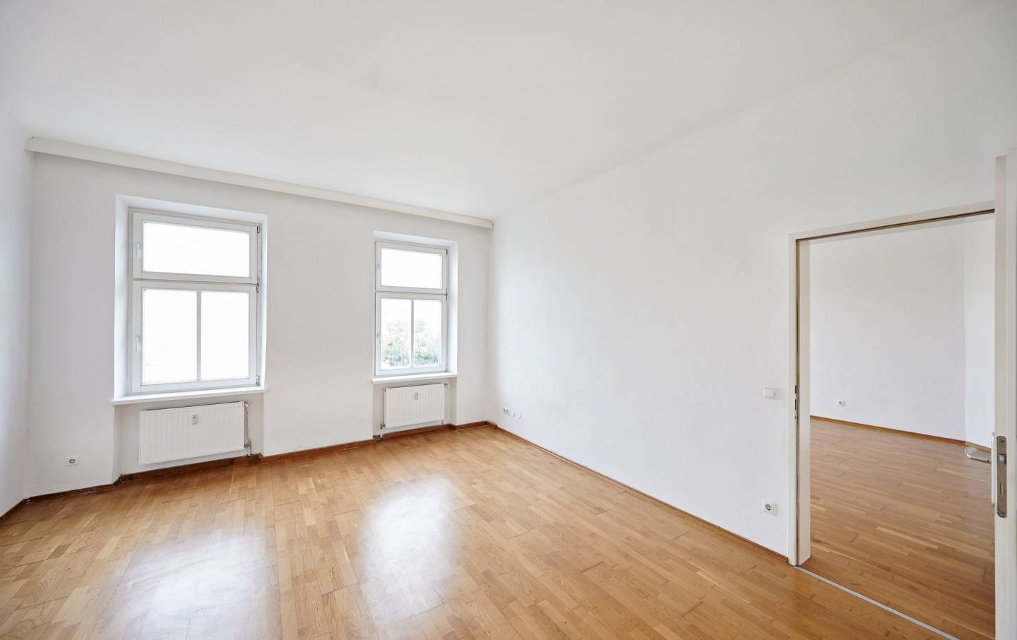 Lichtdurchflutete Wohnung im Altbau mit Aufzug