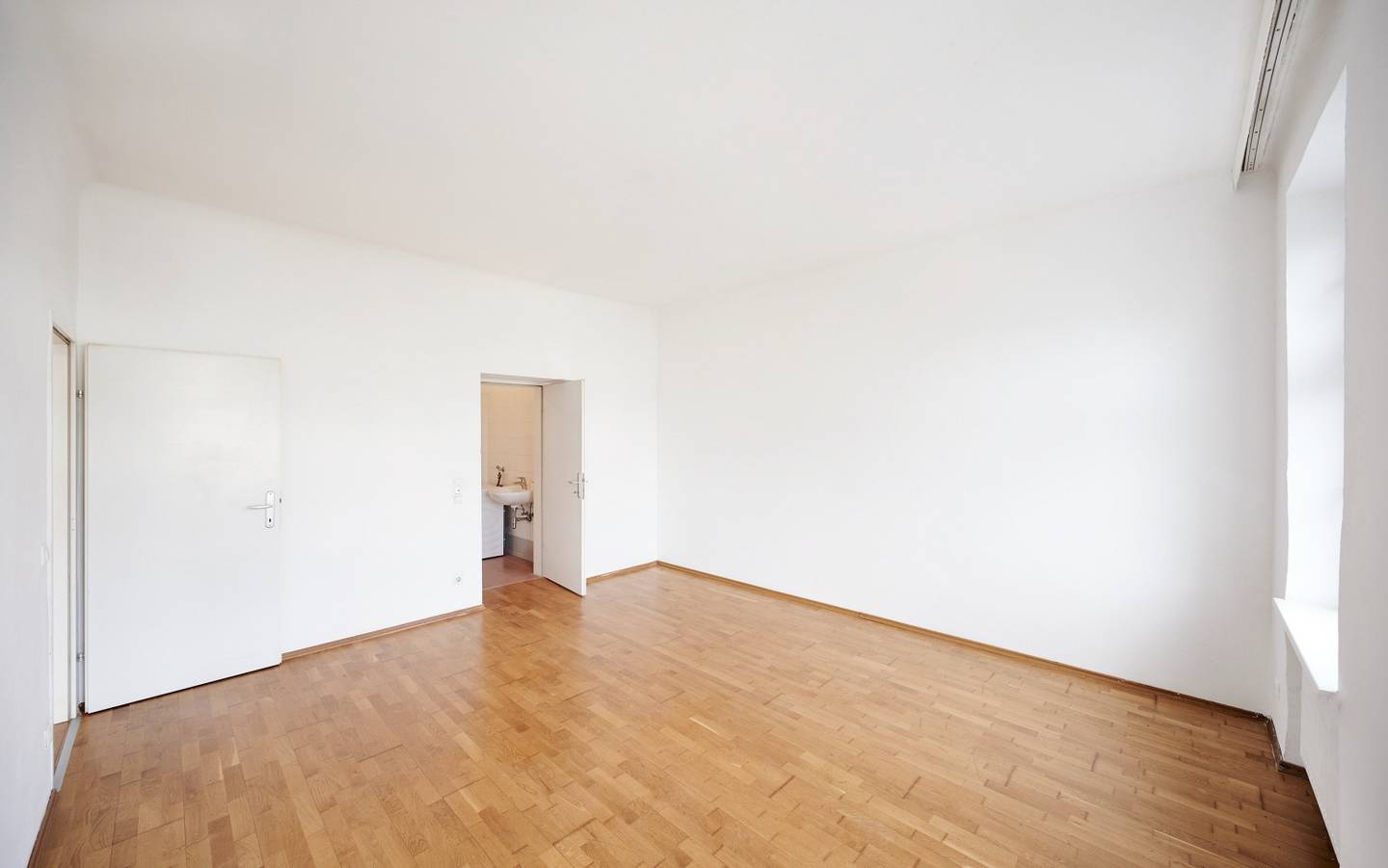 Lichtdurchflutete Wohnung im Altbau mit Aufzug