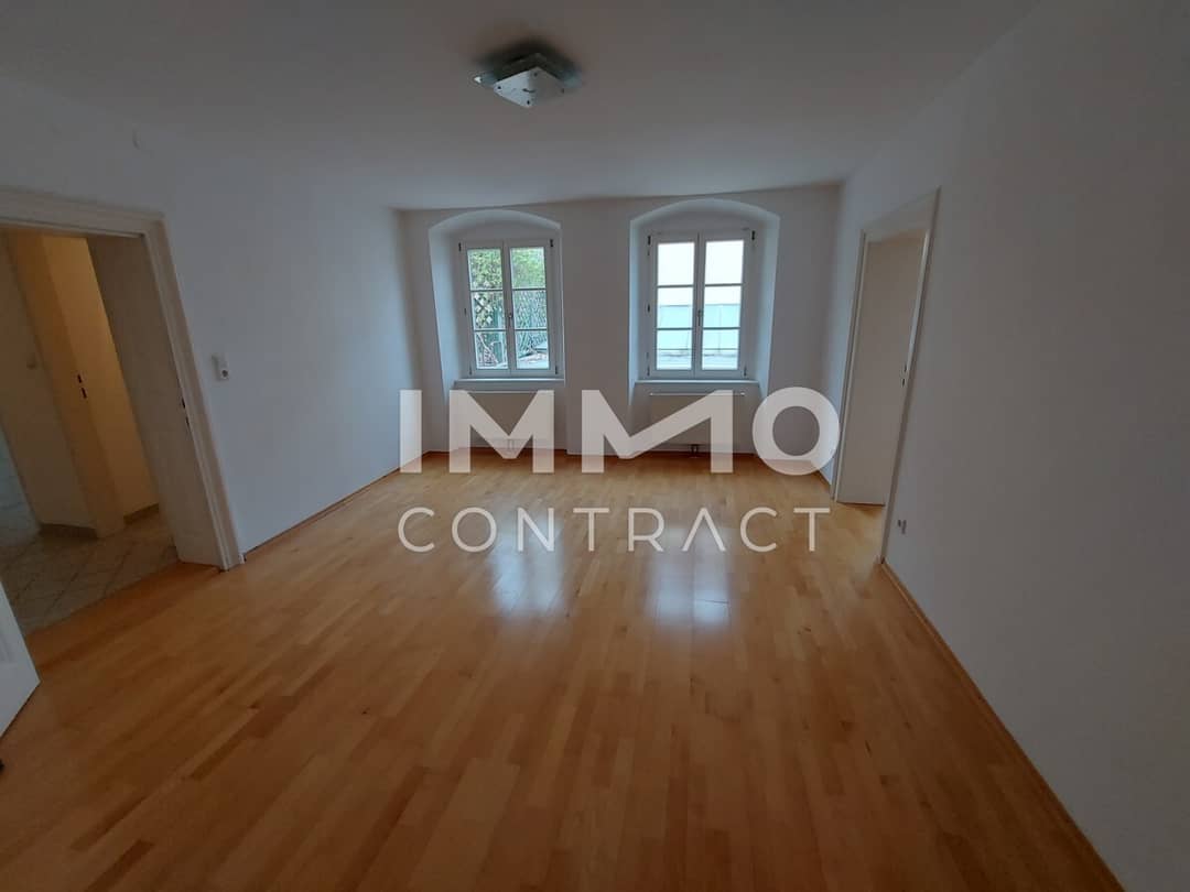 Old building apartment in a quiet inner courtyard central location