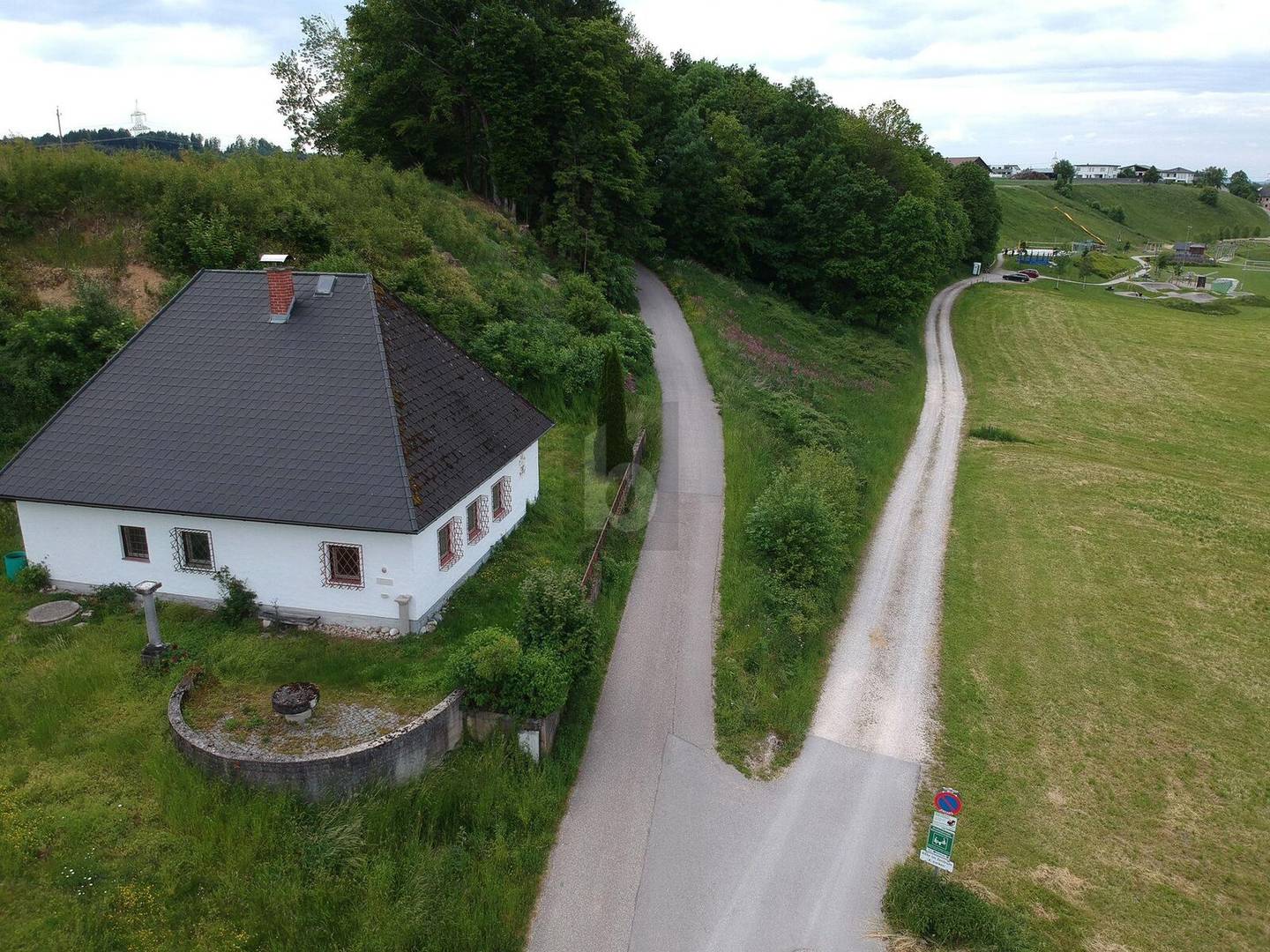 Secluded Wohnung with large plot and building land