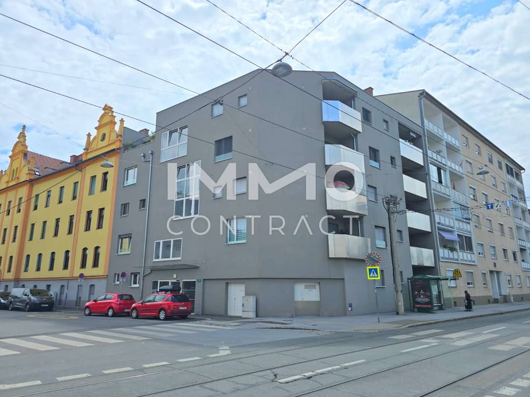 Apartment in quiet courtyard with large balcony
