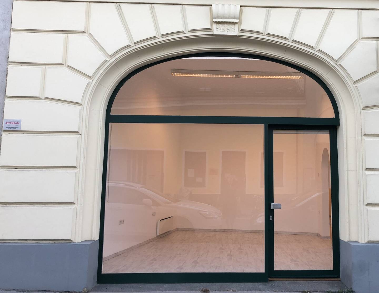 Geschäftslokal in Wien-Speising mit großen Fensterfronten, 73,86 m²