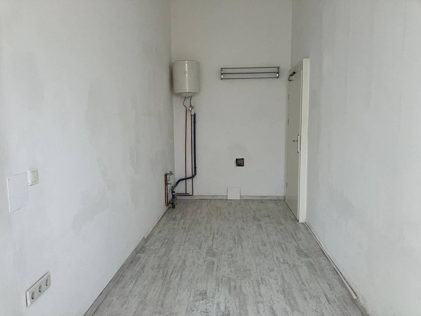 Geschäftslokal in Wien-Speising mit großen Fensterfronten, 73,86 m²