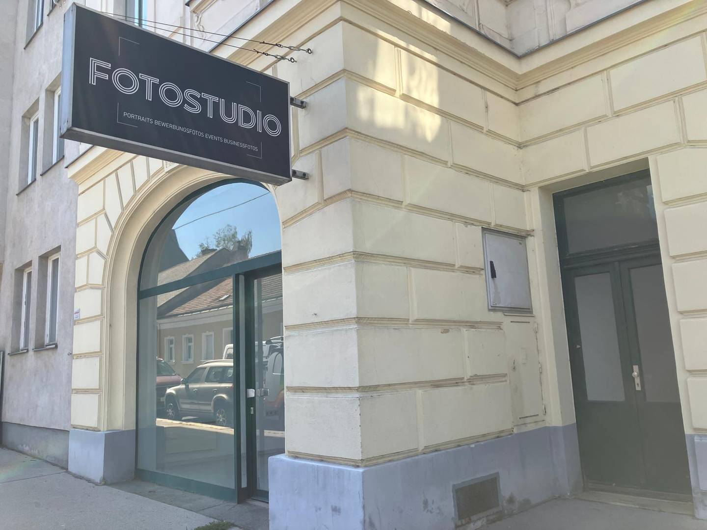 Geschäftslokal in Wien-Speising mit großen Fensterfronten, 73,86 m²