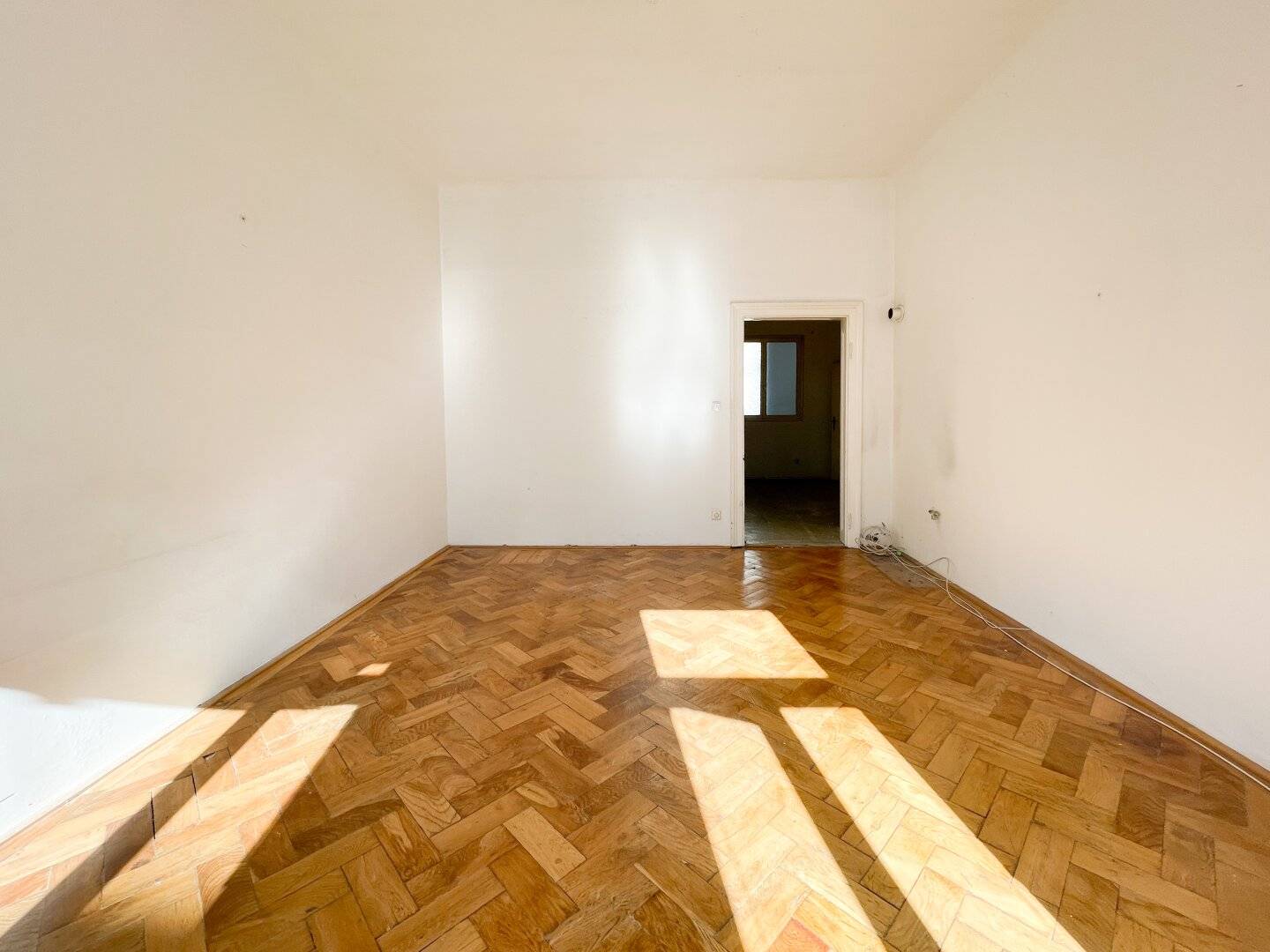 Apartment near Augarten old building with potential